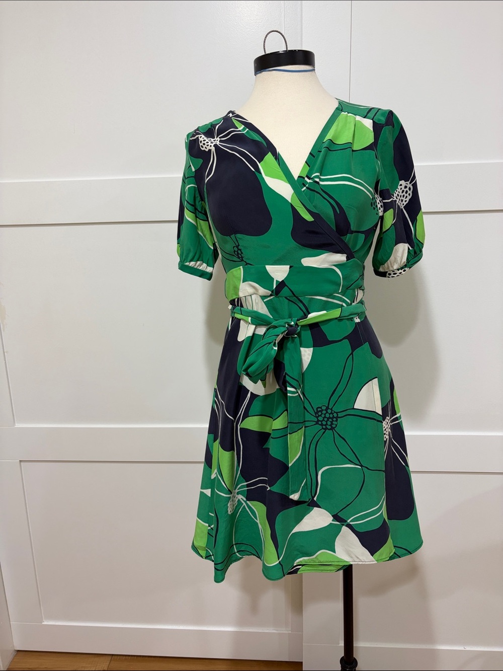 Banana Republic silk Wrap Dress with Tie Waist size 4